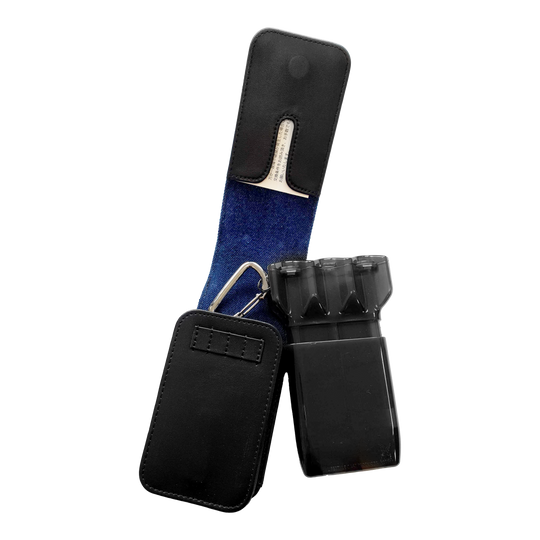 Cameo Acento Denim Dart-hoesje Auf dem Bild ist ein schwarzes Dart-Etui mit blauem Innenfutter zu sehen. Das Etui ist geöffnet und zeigt einen darin befindlichen schwarzen Behälter für Darts.