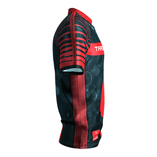 Target Coolplay Stephen Bunting 2025 dartshirt Das Bild zeigt das "Target Coolplay Stephen Bunting 2025 Dartshirt" aus seitlicher Perspektive. Das Shirt ist überwiegend schwarz mit auffälligen roten Streifen und Mustern.