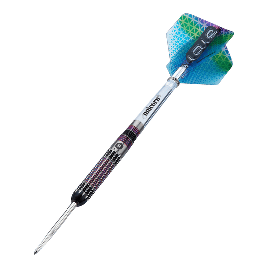 Dies ist ein Unicorn Iris Steeldart mit einer farbigen Spitze und einem strukturierten Griff. Die Flights haben ein buntes, geometrisches Muster in Blau und Grün.