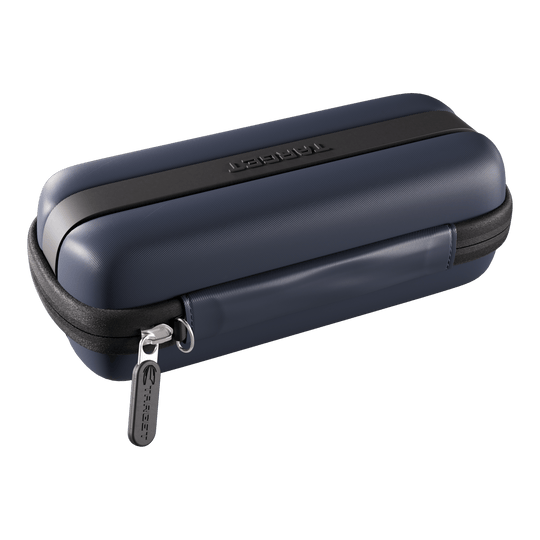 Target BOA Dartcase Das Foto zeigt ein Target BOA Dartcase in Navy und Dunkelgrau. Es schützt und organisiert Dartpfeile und Zubehör.