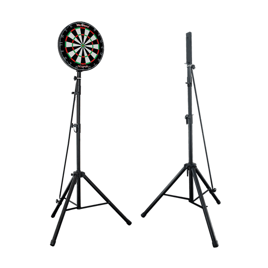 1702_McDart_Hybrid_2_Pro_Dartboardst-nder_2 Das Bild zeigt den McDart Hybrid Pro Tripod Dartboardständer, einmal mit Dartboard und einmal ohne Dartboard. Der Ständer besteht aus einem stabilen, schwarzen Dreibein-Stativ.