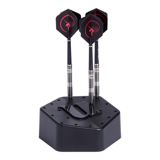 Unicorn dartstandaard Auf dem Bild ist ein schwarzer Dartständer mit drei Darts zu sehen. Der Ständer hat eine sechseckige Form und ein "U"-Logo auf der Oberseite.