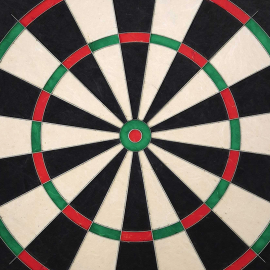 Das Bild zeigt das Produkt "Mission Samurai Infinity Steeldartboard". Die Dartscheibe hat ein klassisches Design mit schwarzen, weißen, roten und grünen Segmenten.