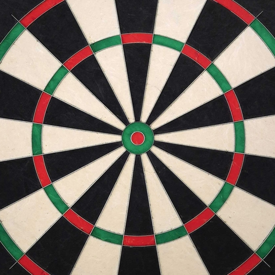 Mission Samurai Infinity stalen dartbord Das Bild zeigt das Produkt "Mission Samurai Infinity Steeldartboard". Die Dartscheibe hat ein klassisches Design mit schwarzen, weißen, roten und grünen Segmenten.