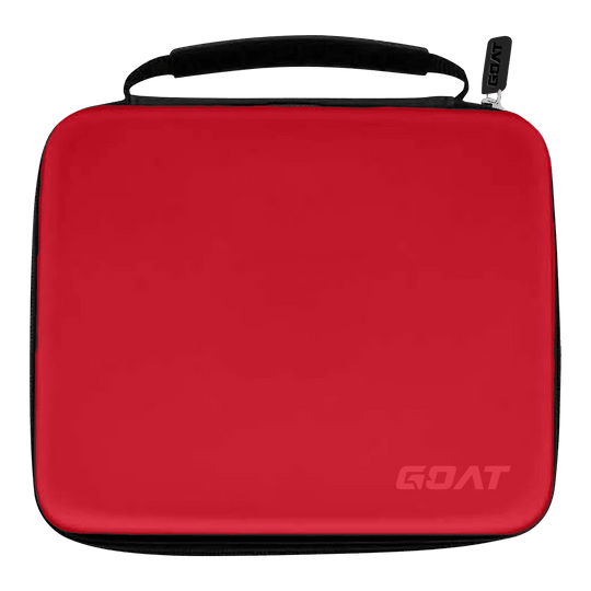 GOAT Locker XXL Dart Portemonnee Das Bild zeigt ein rotes Etui mit schwarzem Griff und Reißverschluss. In der unteren rechten Ecke steht das Wort „GOAT“.