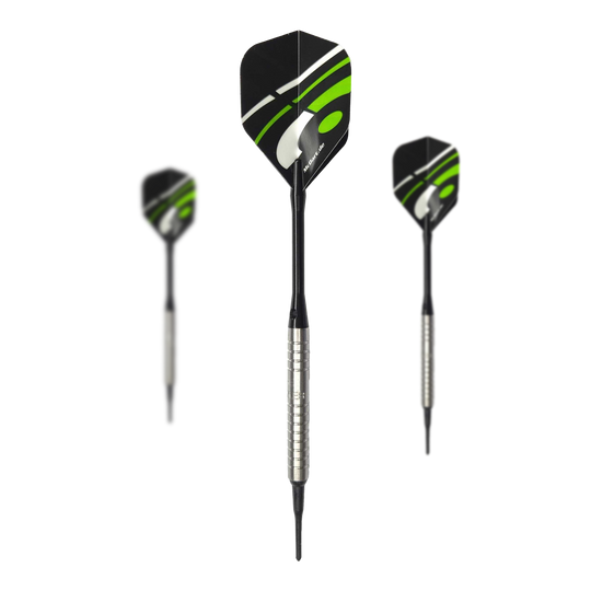 McDart 85 Tungsten V16 zachte darts - 16,5 g Das Bild zeigt drei Softdarts des Modells "McDart 85er Tungsten V16" mit einem Gewicht von 16,5g. Die Darts haben silberne Griffe und schwarze Flights mit grünen und weißen Akzenten.