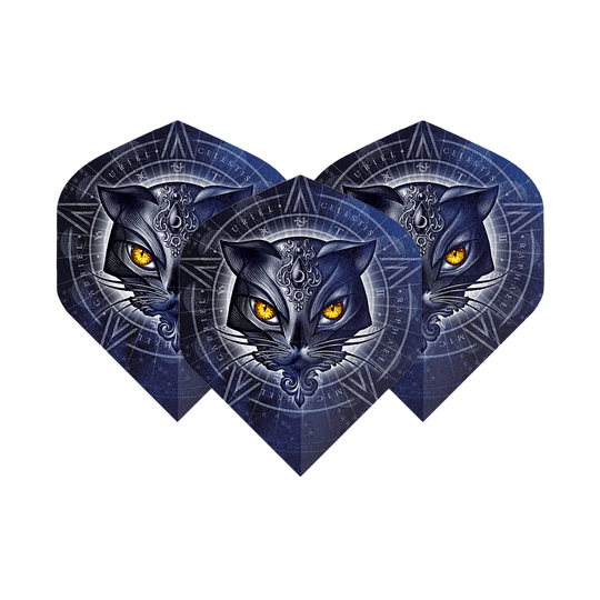 Alchemy Star Of Ailouros No2 Standaardvluchten Das Bild zeigt drei Dart-Flights mit einem mystischen Katzenkopf-Design und leuchtend gelben Augen. Im Hintergrund sind geometrische Muster und kreisförmige Symbole zu sehen.