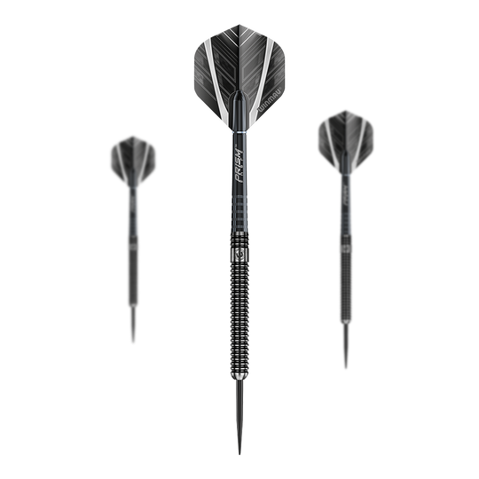 Winmau Blackout Variant 1 stalen dartpijlen Auf dem Bild sind drei schwarze Steeldarts mit silbernen Akzenten zu sehen. Die Darts sind in einer Reihe mit einem Dart in der Mitte und jeweils einem Dart links und rechts angeordnet.