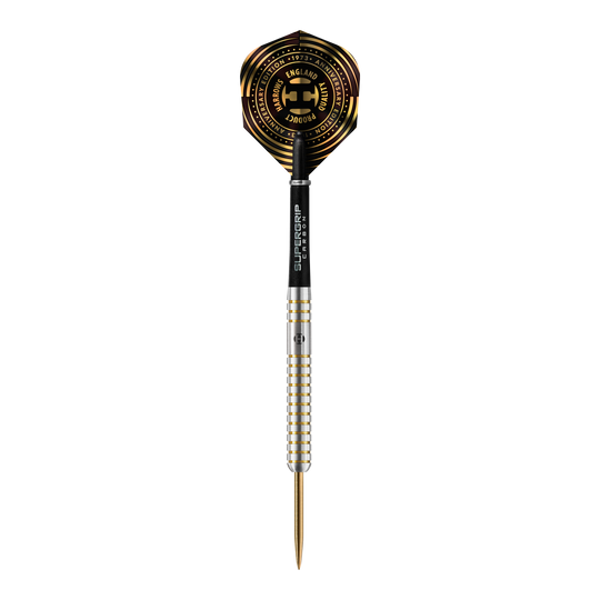 Harrows jubileumeditie De originele Steeldarts Das Bild zeigt einen Harrows Anniversary Edition The Original Steeldart mit silbernem Schaft und goldenen Akzenten. Das Dartflight ist schwarz-gold gestaltet und trägt einen Jubiläumsaufdruck.