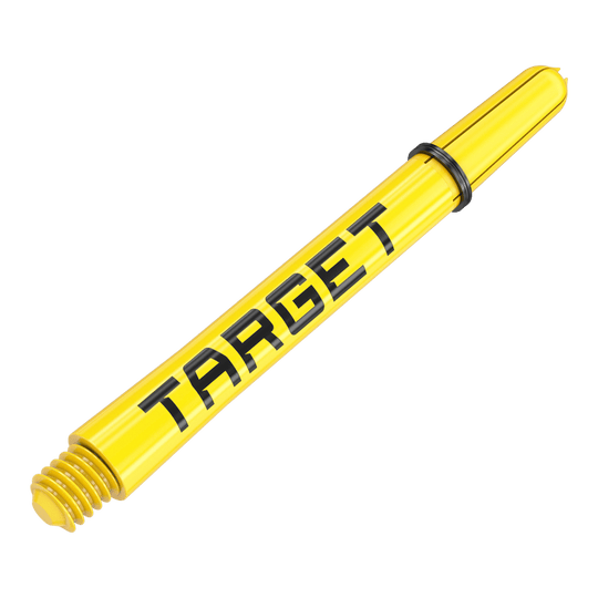 Target Pro Grip TAG Shafts - 3 sets - Geel Das Bild zeigt einen gelben Dart-Schaft mit der Aufschrift "TARGET". Er hat ein Gewinde an einem Ende und einen schwarzen Ring in der Mitte.