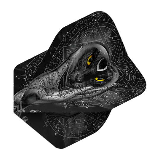 Alchemy Grimalkins Glass No2 Standaard Vluchten Das Bild zeigt ein Dartflight mit einem schwarzen Katzenmotiv und leuchtend gelben Augen. Im Hintergrund sind mystische Symbole und eine beschriebene Hand zu sehen.