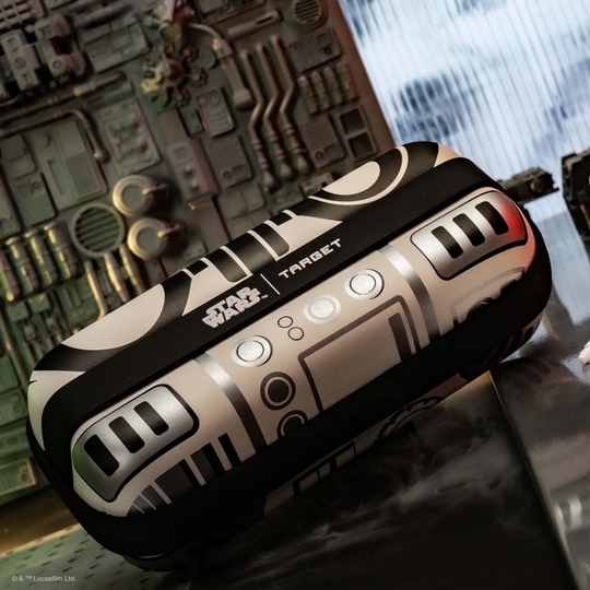 Das Bild zeigt das Target Star Wars Boa Dartcase im Stormtrooper-Design. Es ist ein spezialisiertes Etui zur Aufbewahrung von Darts, inspiriert von Star Wars.