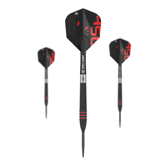 Target Nathan Aspinall Zwarte Swiss Point Steel Darts Das Bild zeigt drei schwarze Steeldarts mit roten Akzenten und der Aufschrift "Pro Grip" auf dem Schaft. Die Flights sind ebenfalls schwarz mit roten Details und geometrischem Design.