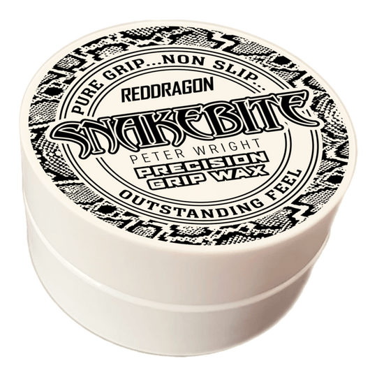Red Dragon Peter Wright Snakebite Precision Grip Wax vinger wax Das Bild zeigt eine runde Dose mit der Aufschrift "Red Dragon Peter Wright Snakebite Precision Grip Wax". Die Verpackung ist weiß mit einem schwarz-weißen Schlangenmuster und betont den festen, griffsicheren Halt.