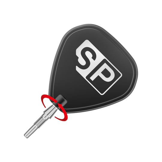 Das Bild zeigt eine Dartspitze mit einem schwarzen Flight, auf dem die Buchstaben "SP" abgebildet sind. Ein roter Pfeil deutet auf eine Drehbewegung am Verbindungsstück der Spitze hin.