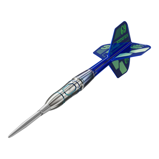 Das Bild zeigt einen Target Japan Haruki Muramatsu GEN9 No Groove Swiss Point Steeldart mit einem Gewicht von 23g. Der Dartpfeil hat ein silbernes Barrel und blaue Flügel mit grünen Akzenten.