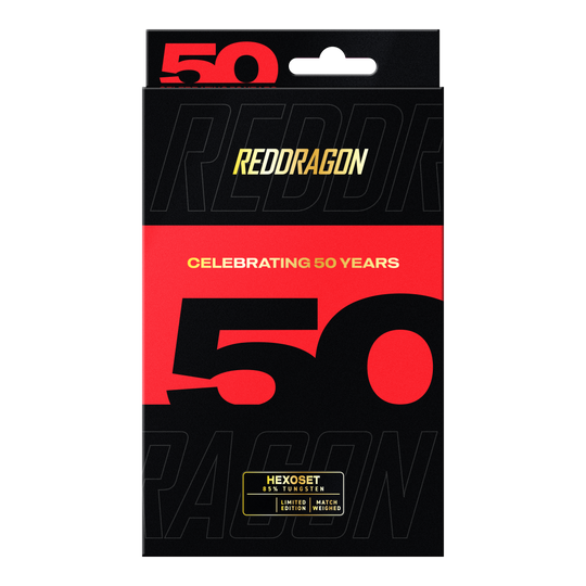 Red Dragon 50 Jaar Collectie Hexose Set 3 Steeldarts - 25g Das Bild zeigt die Red Dragon 50 Year Collection Hexoset 3 Steeldarts - 25g. Diese Darts sind eine limitierte Edition zum 50-jährigen Jubiläum.