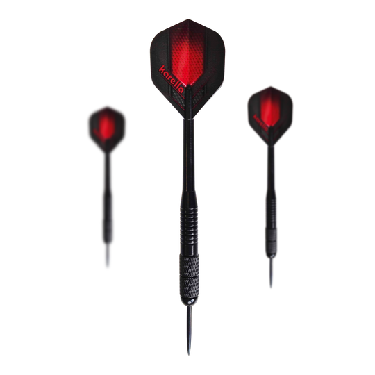 Das Bild zeigt die Karella Black Brass Steeldarts mit einem Gewicht von 21g. Es handelt sich um ein Set schwarzer Steeldarts.