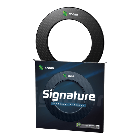 Scolia Signature Dartboard Surround Das Foto stellt den Scolia Signature Dartboard Surround dar. Der Artikel dient als Umrandung für eine Dartscheibe.