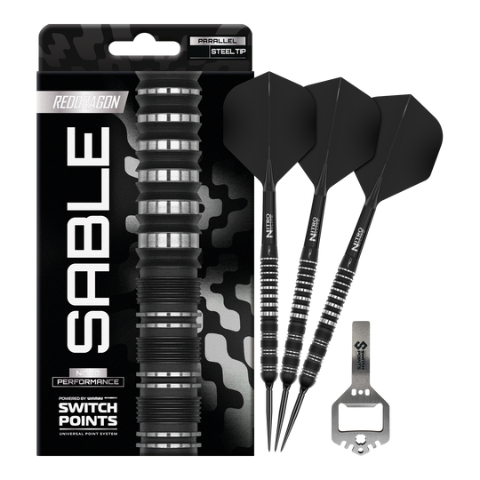 Red Dragon Sable Parallel Switch Point Stalen Darts Zu sehen ist das komplette Set der Red Dragon Sable Parallel Switch Point Steeldarts. Drei Darts und Zubehör liegen nebeneinander.
