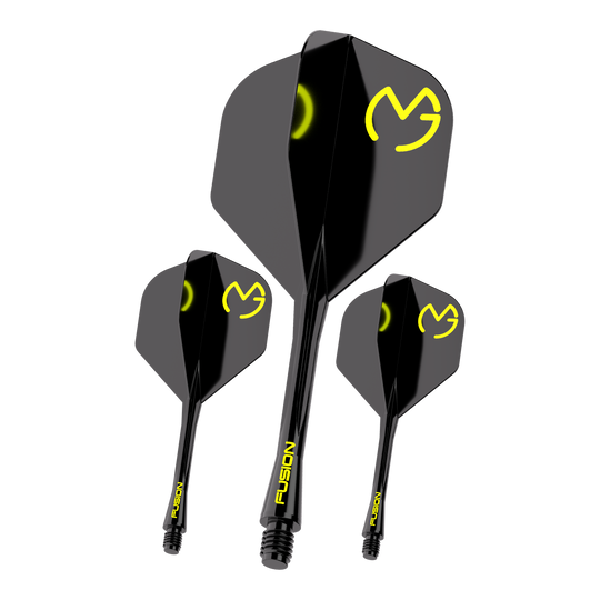 Winmau Fusion Flight Shaft-systeem Michael Van Gerwen Pacman No2 standaard Das Bild zeigt drei schwarze Dartflights mit gelbem "MVG"-Logo und der Aufschrift "FUSION" auf den Schäften. Es handelt sich um das Produkt "Winmau Fusion Flight-Shaft-System Michael Van Gerwen Pacman No2 Standard".