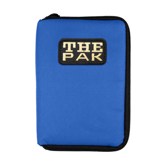 707TP_The_Pak_Dartcase_Blau_1 Das Bild zeigt ein blaues Etui mit einem schwarzen Reißverschluss. Auf der Vorderseite befindet sich ein Patch mit der Aufschrift "THE PAK".
