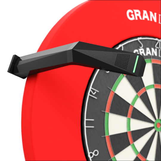 GranDarts Gran Eye GEN2 Steeldart automatisch scoresysteem Das Bild zeigt das GranDarts GranEye Steeldart Auto-Scoring-System, das über einem Dartboard installiert ist. Das schwarze Gerät erkennt automatisch die Treffer auf der Dartscheibe und wertet sie aus.