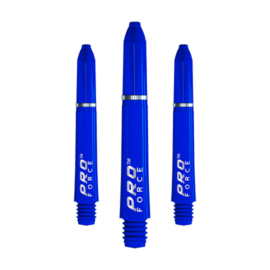 7011_104_Winmau_Pro-Force_Shafts_Blau_35mm_1 Das Bild zeigt drei blaue Winmau Pro-Force Shafts für Dartpfeile. Auf jedem Shaft steht in weißer Schrift "PRO FORCE".