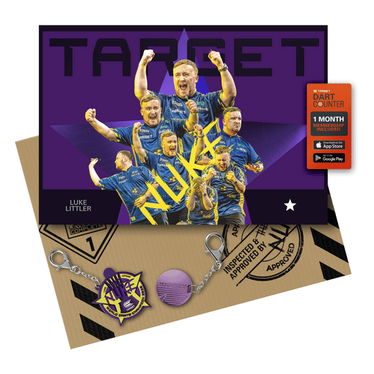Das Bild zeigt das Produkt "Target Luke Littler World Champion 2025 Edition Steeldarts - 23g" mit einer bunten und dynamischen Verpackung. Auf dem Bild sind außerdem zwei Schlüsselanhänger und eine Dart Counter Mitgliedskarte abgebildet.