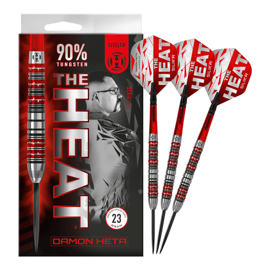 Die Abbildung zeigt die Steeldarts "Harrows Damon Heta Series 3" mit auffälligem roten und silbernen Design. Auf der Verpackung steht, dass die Darts aus 90% Tungsten bestehen und 23 Gramm wiegen.