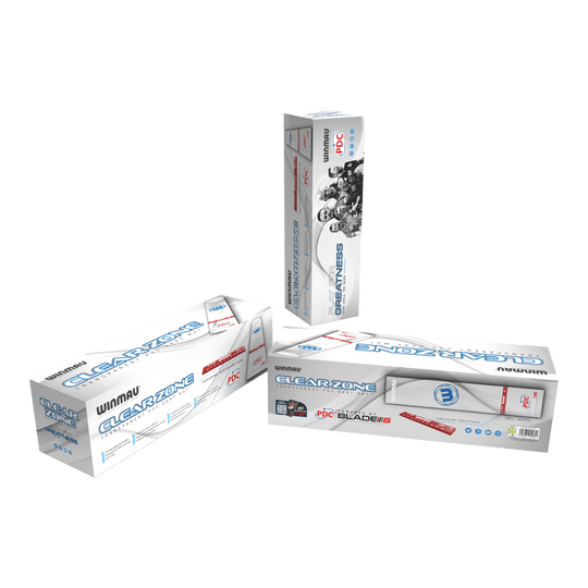 Winmau Clearzone PVC dartmat met oche Das Bild zeigt drei Verpackungen des Produkts "Winmau Clearzone PVC Dartmatte mit Oche". Die Verpackungen sind hauptsächlich weiß mit blauen und roten Akzenten gestaltet.