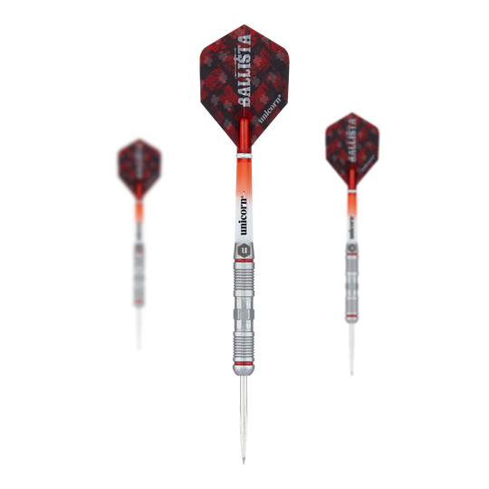 Unicorn Ballista Style 2 stalen darts Auf dem Bild sind drei Steeldarts des Produkts "Unicorn Ballista Style 2" zu sehen. Die Darts haben rot-schwarze Flights und silberne Spitzen mit einem gerillten Schaft.