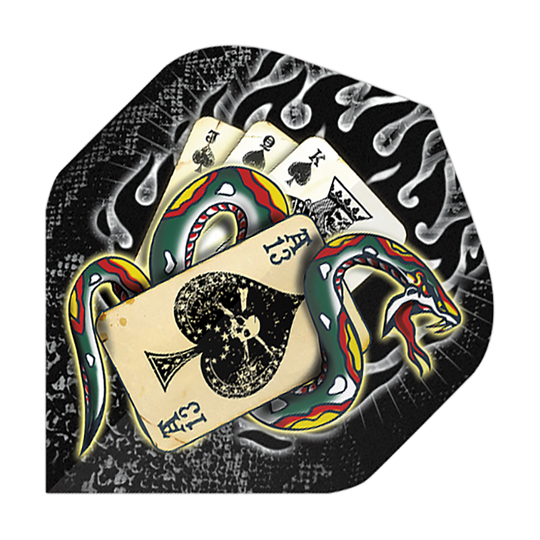Alchemie Slang van Schoppen Nr. 2 Standaard Vluchten Das Bild zeigt ein buntes Schlangenmuster, das sich um eine Hand von Spielkarten windet. Im Hintergrund sind Flammen und ein schwarzer, strukturierter Hintergrund zu sehen.