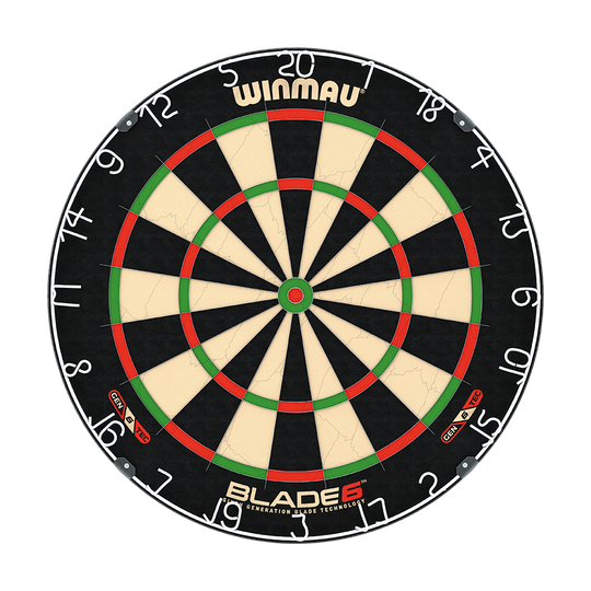 3033_Winmau_Blade_6_Steeldartboard_1 Das Bild zeigt eine Winmau Blade 6 Steeldartboard. Die Dartscheibe hat klassische schwarze, weiße, rote und grüne Felder mit gut sichtbaren Zahlen rundherum.