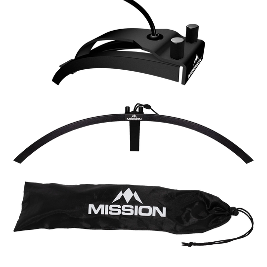 Mission Torus 100 Opvouwbare LED Dartbordverlichting Das Bild zeigt die faltbare LED Dartboard Beleuchtung "Mission Torus 100". Abgebildet sind das Beleuchtungselement, ein Bogen und eine schwarze Transporttasche mit dem Mission-Logo.