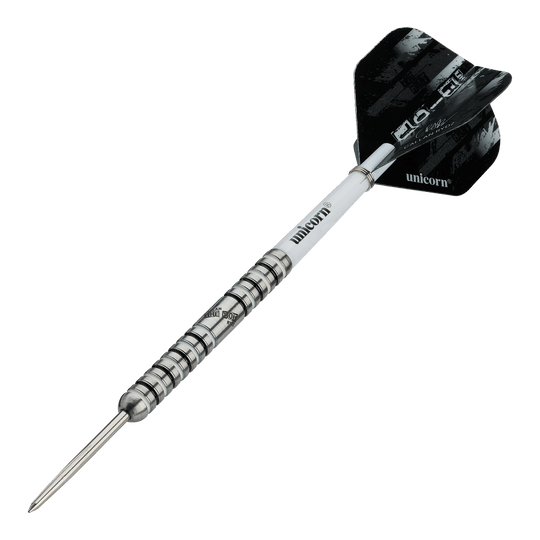Unicorn Callan Rydz The Riot Phase 2 stalen darts Das Bild zeigt einen Steeldartpfeil der Marke "Unicorn Callan Rydz The Riot Phase 2". Der Pfeil hat einen silbernen, geriffelten Schaft und schwarze Flights mit weißem Schriftzug.