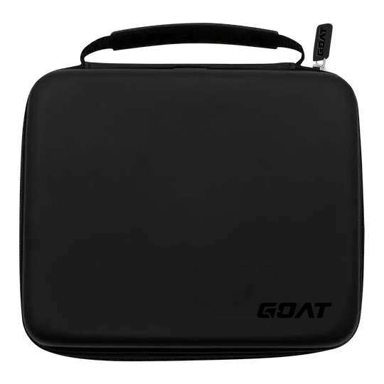 GOAT Locker XXL Dart Portemonnee Das Bild zeigt ein schwarzes, rechteckiges Etui mit einem Henkel oben. In der unteren rechten Ecke befindet sich das Logo „GOAT“.