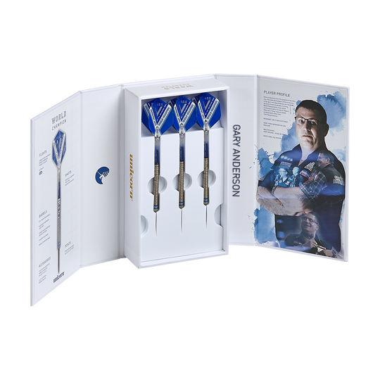 29020_Unicorn_World_Champion_Gary_Anderson_Phase_5_Steeldarts_3 Das Bild zeigt eine Verpackung mit drei Steeldarts namens "Unicorn W.C. Gary Anderson Phase 5". Im Inneren der Box ist ein Bild und ein Profil von Gary Anderson zu sehen.