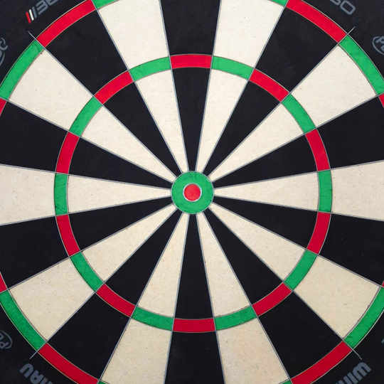 Winmau Blade 6 Triple Core 360 stalen dartbord Der Bildinhalt ist unbekannt, aber der Dateiname verweist auf ein Winmau Blade 360 Steeldartboard. Es könnte ein weiteres Produktfoto eines Steeldartboards sein.