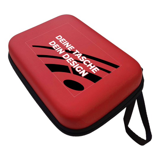System-4 dartkoffer met jouw ontwerp Das Foto zeigt ein Dartcase System 4 in Rot. Das Etui schützt und organisiert Dartpfeile und Zubehör.