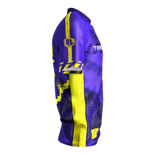 Target Coolplay Luke Littler 2025 dartshirt Das Bild zeigt das "Target Coolplay Luke Littler 2025 Dartshirt" von der Seite. Das Shirt ist überwiegend lila mit auffälligen gelben Akzenten und Mustern.