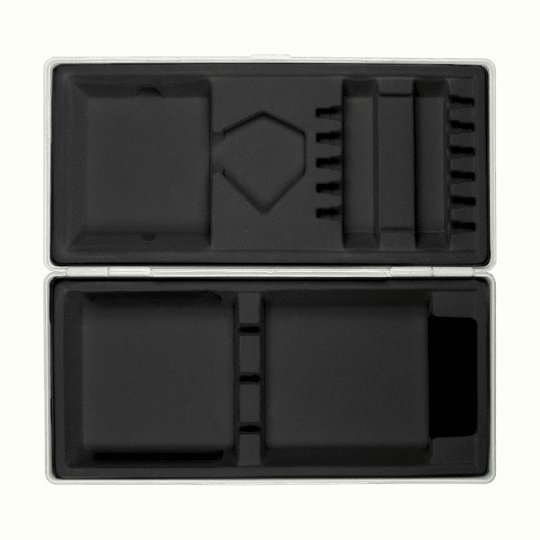 702-grau_ABS_Box_Grau_3 Das Bild zeigt eine geöffnete graue Aufbewahrungsbox mit schwarzen Fächern im Inneren. Die Fächer sind für verschiedene Gegenstände vorgesehen und ordentlich angeordnet.