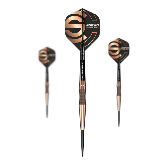 Das Bild zeigt drei Steeldarts der Marke "Mission Connor Scutt Sniper". Die Darts haben ein elegantes Design mit goldenen und schwarzen Akzenten.