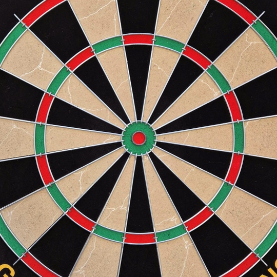 Target Gabriel Clemens stalen dartbordset Das Bild zeigt eine klassische Steeldart-Scheibe mit schwarz, rot, grün und beigen Feldern. Es handelt sich um das Produkt "Target Gabriel Clemens Steeldartboard Set".