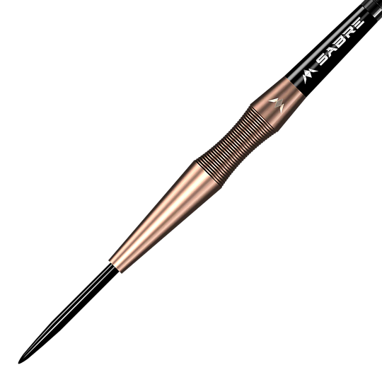 Auf dem Bild ist ein Mission Connor Scutt Sniper Steeldart zu sehen. Der Dartpfeil hat eine metallisch glänzende Spitze und einen griffigen, gerillten Schaft.