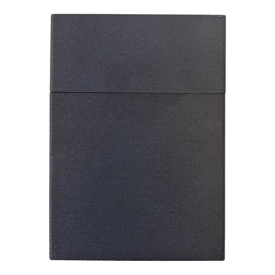 Rookkleurige dartkoker voor 180 darts met een uniek ontwerp - Zwart Das Smoke 180 Dartcase in Schwarz mit individuellem Muster ist zu sehen. Das Case wirkt robust und rechteckig.