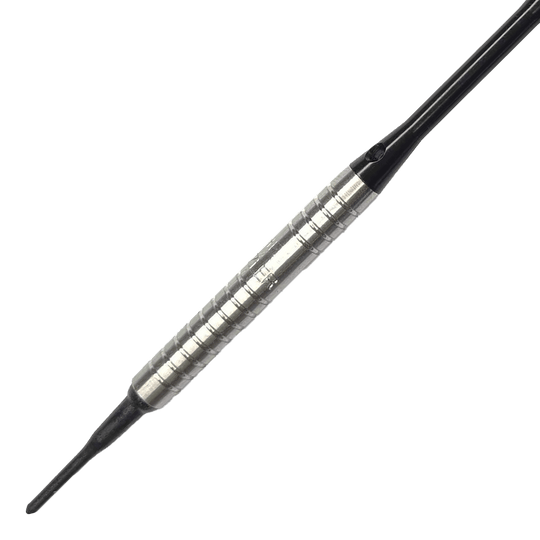 McDart 85 Tungsten V16 zachte darts - 16,5 g Das Bild zeigt einen McDart 85er Tungsten V16 Softdart mit einem Gewicht von 16,5 Gramm. Der Dartpfeil hat einen silbernen, geriffelten Schaft und eine schwarze Spitze.