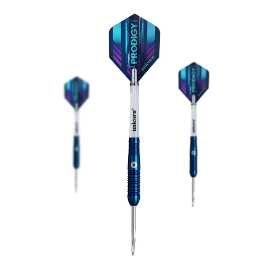 Unicorn Prodigy 02 Torpedo stalen darts Das Bild zeigt drei "Unicorn Prodigy 02 Torpedo Steeldarts" mit blauen Flights und silber-blauen Schäften. Die Pfeile sind scharf und für das Steeldartspiel geeignet.