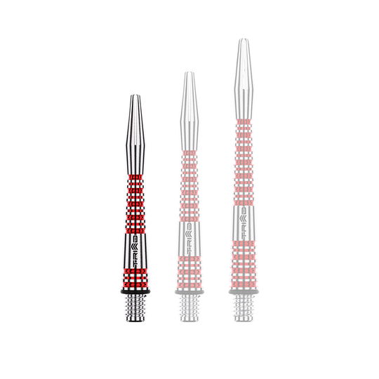 Winmau Triad RX Aluminium Shafts - Rot Das Bild zeigt drei verschieden lange, rot-silberne Aluminium-Dartschäfte. Sie haben ein geriffeltes Design und sind für den Gebrauch mit Dartpfeilen bestimmt.