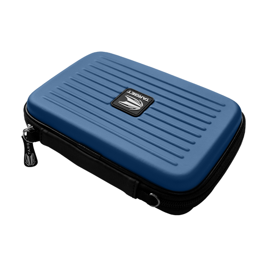 125829_Target_Takoma_XL_Dartwallet_Blau_2 Das Bild zeigt das Produkt 'Target Takoma XL Dartwallet'. Es handelt sich um ein blaues Etui mit Reißverschluss und dem Target-Logo auf der Oberseite.